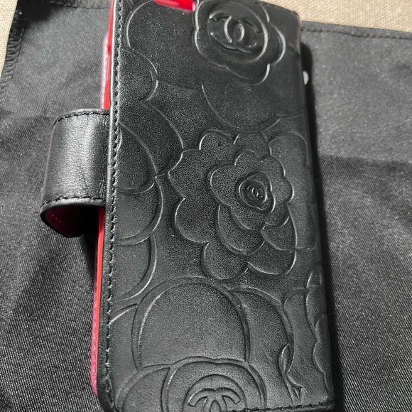 Black camellia cell phone wallet - Picture 4 of 8